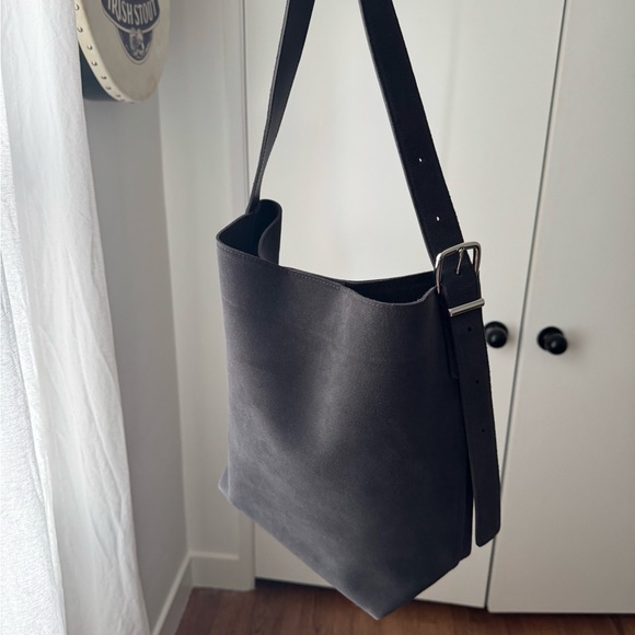 NWT Madewell Essential Bucket Tote - Charcoal Suede - Picture 3 of 5